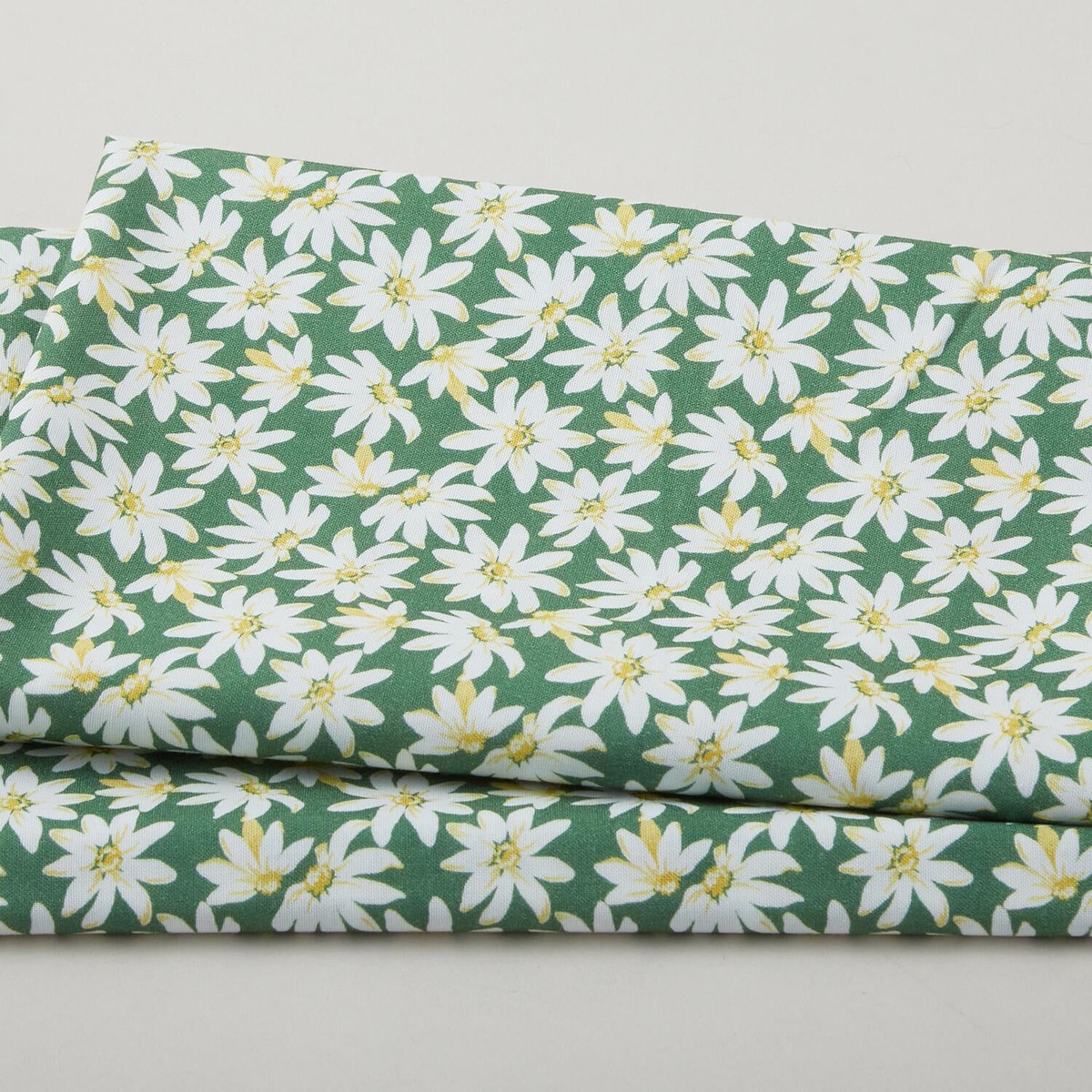 Meadow Breeze Favorites - Daisies Green 2 Yard Cut